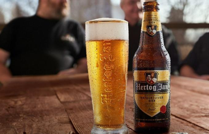 hertog jan pilsener bier in glas hertog jan pilsener bier in glas